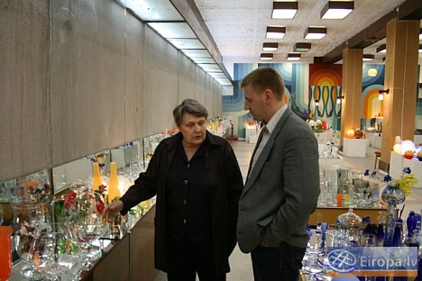 Natālija Stivrišķe (Līvānu Stikla muzeja vadītāja) sarunā ar Aivaru Mackeviču (E.R.T.I. direktoru) Natālija Stivrišķe (Līvānu Stikla muzeja vadītāja) sarunā ar Aivaru Mackeviču (E.R.T.I. direktoru) 15091