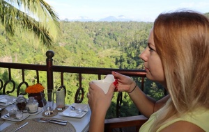 Travelnews.lv izbauda Bali džungļu viesnīcas «Ayung Resort Ubud» brokastis. «Turkish Airlines» un «365 Brīvdienas» 10