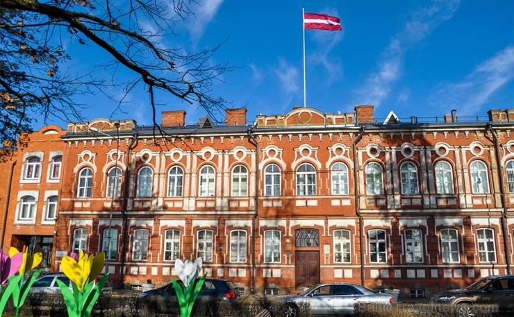 Daugavpils straujiem soļiem sagaida pavasara atnākšanu, tāpēc Daugavpils pilsētas mākslinieki ir optimistiski noskaņoti un sāk izrotāt pilsētu Lieldie 280256
