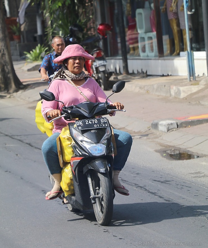 Travelnews.lv piedāvā fotomirkļus no Bali ielas dzīves un transporta 280315