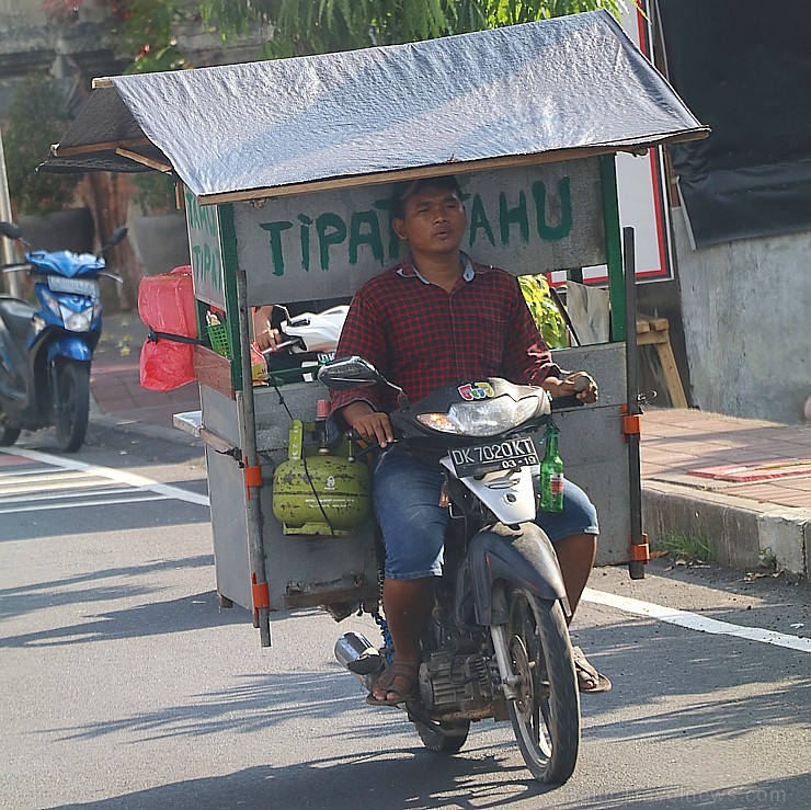 Travelnews.lv piedāvā fotomirkļus no Bali ielas dzīves un transporta 280320