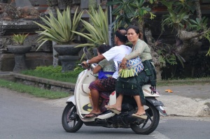 Travelnews.lv piedāvā fotomirkļus no Bali ielas dzīves un transporta 28