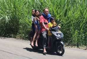 Travelnews.lv piedāvā fotomirkļus no Bali ielas dzīves un transporta 30