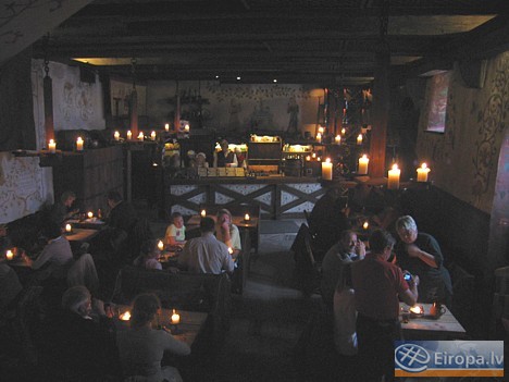 Restorāna telpas tiek apgaismotas ar sveču palīdzību 15233