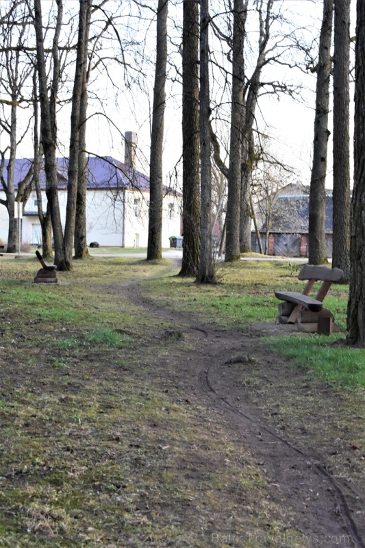 Riebiņu novada Galēnu pagasta Galēnu muižas kungu mājas priekšā atrodas franču dārzu stilā veidots regulāra plānojuma parks, kurā izveidota Filozofija 280413