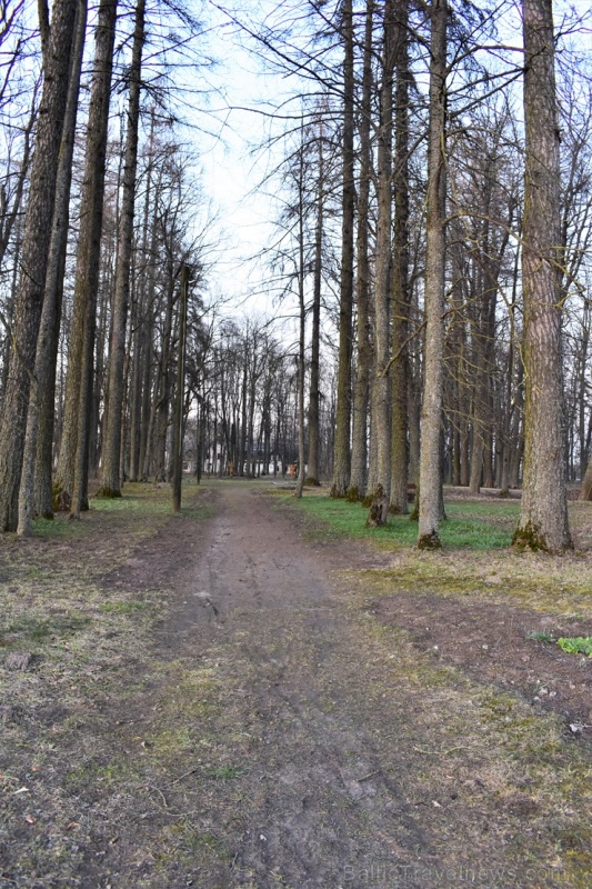 Riebiņu novada Galēnu pagasta Galēnu muižas kungu mājas priekšā atrodas franču dārzu stilā veidots regulāra plānojuma parks, kurā izveidota Filozofija 280414
