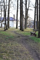 Riebiņu novada Galēnu pagasta Galēnu muižas kungu mājas priekšā atrodas franču dārzu stilā veidots regulāra plānojuma parks, kurā izveidota Filozofija 8