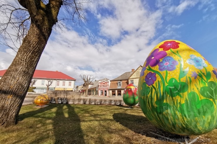 Lai arī iedzīvotājiem noteikti stingri socializēšanās noteikumi, Tukuma pilsētā pavasara dekorācijas – Lieldienu olas ir izvietotas 280451