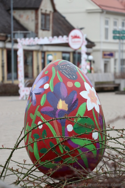 Lai arī iedzīvotājiem noteikti stingri socializēšanās noteikumi, Tukuma pilsētā pavasara dekorācijas – Lieldienu olas ir izvietotas 280464