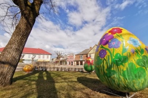 Lai arī iedzīvotājiem noteikti stingri socializēšanās noteikumi, Tukuma pilsētā pavasara dekorācijas – Lieldienu olas ir izvietotas 1