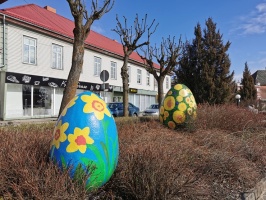 Lai arī iedzīvotājiem noteikti stingri socializēšanās noteikumi, Tukuma pilsētā pavasara dekorācijas – Lieldienu olas ir izvietotas 6