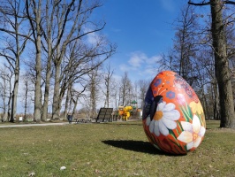 Lai arī iedzīvotājiem noteikti stingri socializēšanās noteikumi, Tukuma pilsētā pavasara dekorācijas – Lieldienu olas ir izvietotas 7