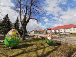 Lai arī iedzīvotājiem noteikti stingri socializēšanās noteikumi, Tukuma pilsētā pavasara dekorācijas – Lieldienu olas ir izvietotas 9
