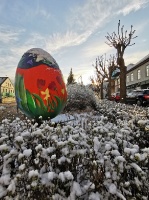 Lai arī iedzīvotājiem noteikti stingri socializēšanās noteikumi, Tukuma pilsētā pavasara dekorācijas – Lieldienu olas ir izvietotas 13