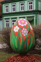Lai arī iedzīvotājiem noteikti stingri socializēšanās noteikumi, Tukuma pilsētā pavasara dekorācijas – Lieldienu olas ir izvietotas 16