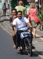 Motorolleri ir viens no svarīgākajiem transporta līdzekļiem Bali salā. «Turkish Airlines» un «365 Brīvdienas» 11
