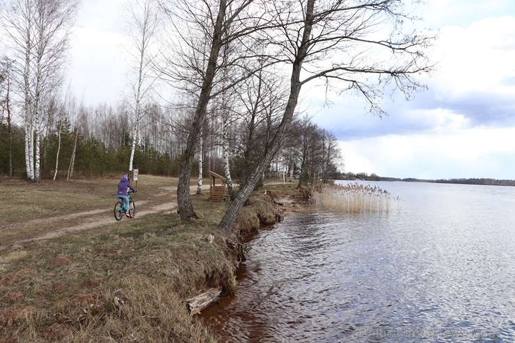 Piemiņas zīme Daugavas lībiešiem un viņu vadonim Ako, un apkārtne. Foto: Laura Siliņa 280809