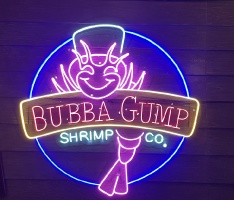Travelnews.lv Bali nakts dzīvē iepazīst ielas restorānu «Bubba Gump Shrimp».  «Turkish Airlines» un «365 Brīvdienas» 18