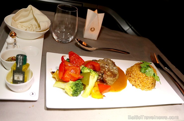 Travelnews.lv biznesa klasē ar «Turkish Airlines» lido maršrutā Bali- Stambula - Rīga. «Turkish Airlines» un «365 Brīvdienas» 281304