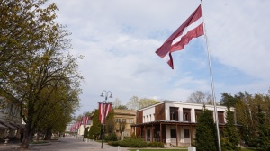 Šogad Brīvības ielu Ogrē rotā ne tikai valsts karogi, bet arī ar sarkaniem un baltiem lietussargiem izdekorēta liepu aleja 17
