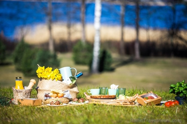 Restorāns Baltvilla sagatavojis īpašu piedāvājumu - svaigo uzkodu un desertu piknika grozu līdzņemšanai, ko baudīt, dodoties pastaigā uz mežu, jūru va 281782