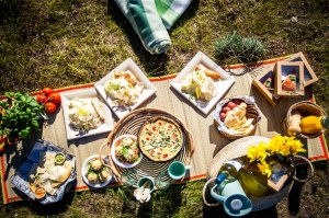 Restorāns Baltvilla sagatavojis īpašu piedāvājumu - svaigo uzkodu un desertu piknika grozu līdzņemšanai, ko baudīt, dodoties pastaigā uz mežu, jūru va 8