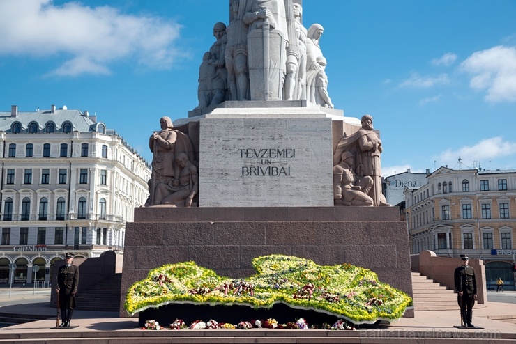 Brīvības pieminekli Rīgā rotā īpaša ziedu kompozīcija «Ziedu Latvija» 282091