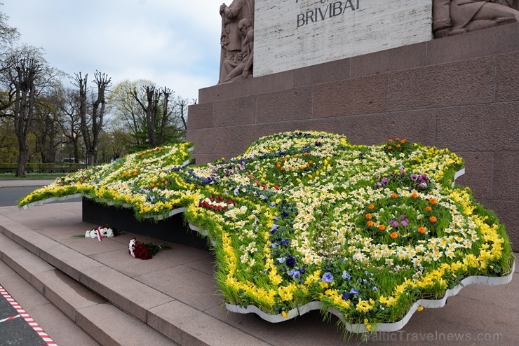 Brīvības pieminekli Rīgā rotā īpaša ziedu kompozīcija «Ziedu Latvija» 282092