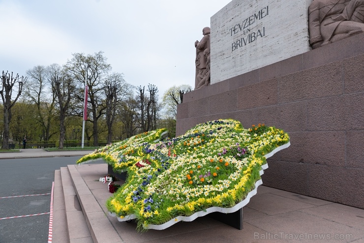 Brīvības pieminekli Rīgā rotā īpaša ziedu kompozīcija «Ziedu Latvija» 282093