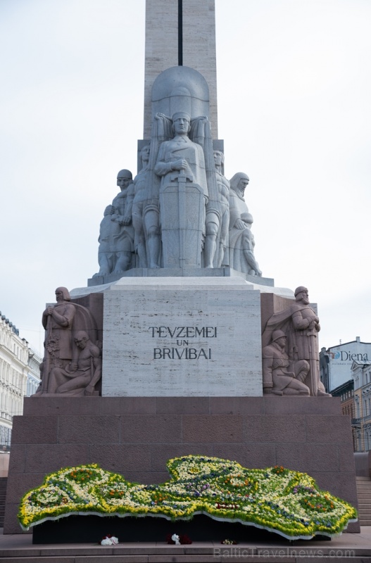 Brīvības pieminekli Rīgā rotā īpaša ziedu kompozīcija «Ziedu Latvija» 282097