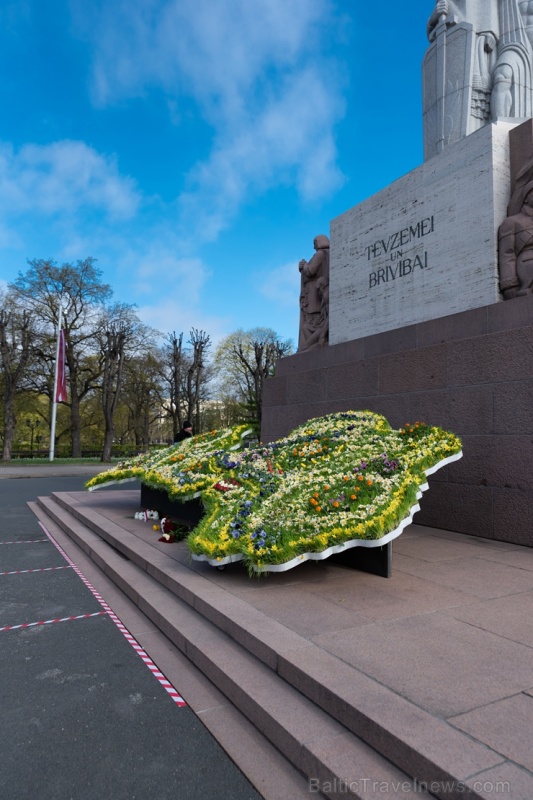 Brīvības pieminekli Rīgā rotā īpaša ziedu kompozīcija «Ziedu Latvija» 282103