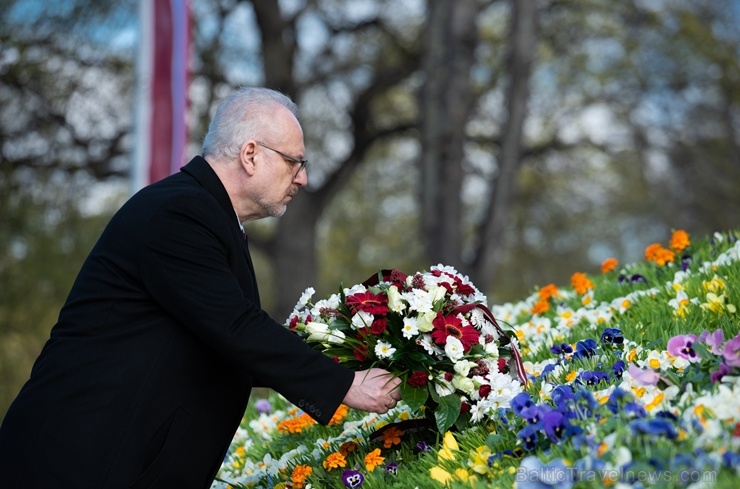Brīvības pieminekli Rīgā rotā īpaša ziedu kompozīcija «Ziedu Latvija» 282108