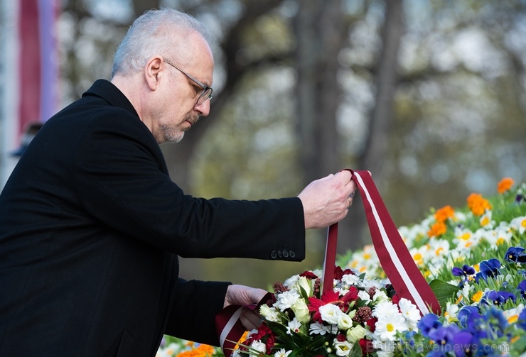 Brīvības pieminekli Rīgā rotā īpaša ziedu kompozīcija «Ziedu Latvija» 282109