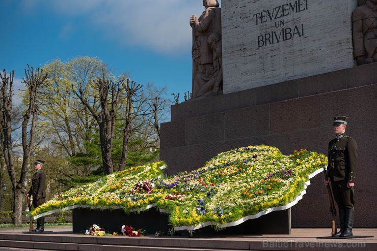 Brīvības pieminekli Rīgā rotā īpaša ziedu kompozīcija «Ziedu Latvija» 282111