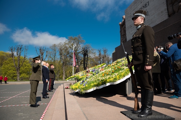 Brīvības pieminekli Rīgā rotā īpaša ziedu kompozīcija «Ziedu Latvija» 282112