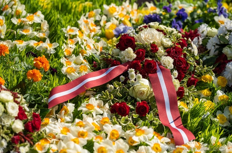 Brīvības pieminekli Rīgā rotā īpaša ziedu kompozīcija «Ziedu Latvija» 282113