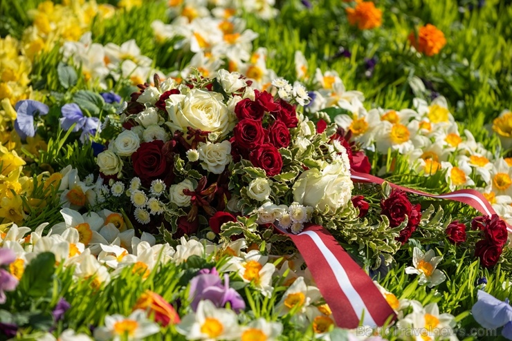 Brīvības pieminekli Rīgā rotā īpaša ziedu kompozīcija «Ziedu Latvija» 282114