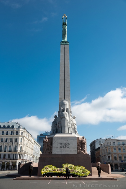 Brīvības pieminekli Rīgā rotā īpaša ziedu kompozīcija «Ziedu Latvija» 282115