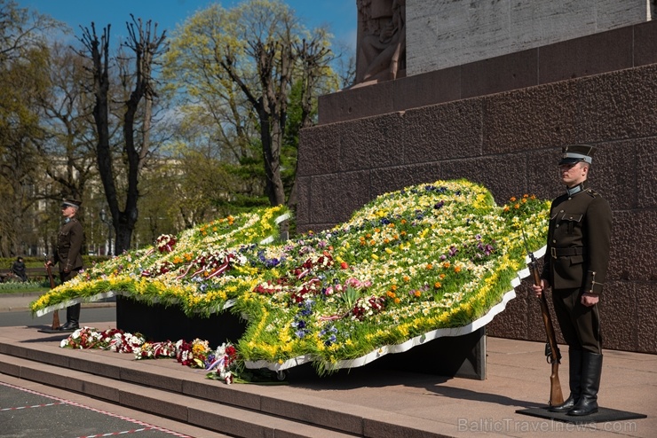 Brīvības pieminekli Rīgā rotā īpaša ziedu kompozīcija «Ziedu Latvija» 282117