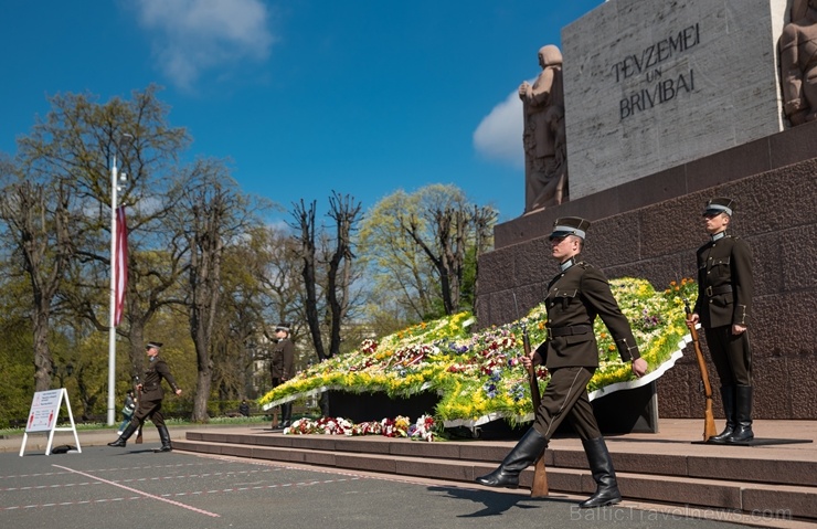 Brīvības pieminekli Rīgā rotā īpaša ziedu kompozīcija «Ziedu Latvija» 282118