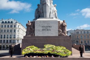 Brīvības pieminekli Rīgā rotā īpaša ziedu kompozīcija «Ziedu Latvija» 1