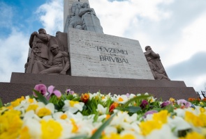 Brīvības pieminekli Rīgā rotā īpaša ziedu kompozīcija «Ziedu Latvija» 4