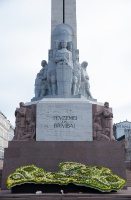 Brīvības pieminekli Rīgā rotā īpaša ziedu kompozīcija «Ziedu Latvija» 7