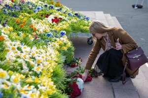 Brīvības pieminekli Rīgā rotā īpaša ziedu kompozīcija «Ziedu Latvija» 9