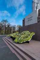 Brīvības pieminekli Rīgā rotā īpaša ziedu kompozīcija «Ziedu Latvija» 13