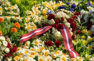 Brīvības pieminekli Rīgā rotā īpaša ziedu kompozīcija «Ziedu Latvija» 23