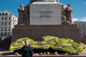 Brīvības pieminekli Rīgā rotā īpaša ziedu kompozīcija «Ziedu Latvija» 26