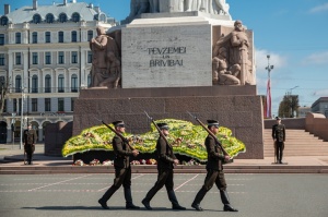 Brīvības pieminekli Rīgā rotā īpaša ziedu kompozīcija «Ziedu Latvija» 29
