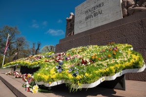 Brīvības pieminekli Rīgā rotā īpaša ziedu kompozīcija «Ziedu Latvija» 30