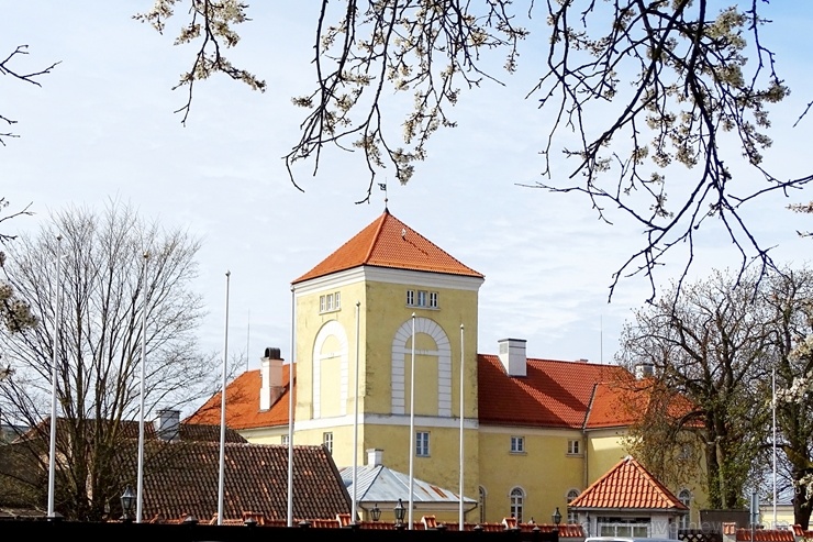 Ventspils Livonijas ordeņa pils ieskauta pavasara ziedos 282326